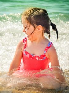 Niña en la playa 6